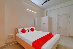 Giường trong phòng chung tại OYO Flagship Nrkm Residency