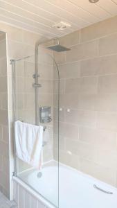 Phòng tắm tại Modern holiday let in Skipton, North Yorkshire +16 ảnh