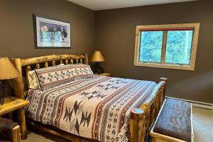 1 dormitorio con cama de madera y ventana en Scenic Solitude, en South Fork