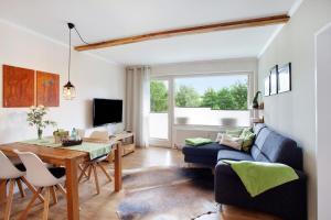 sala de estar con sofá azul y mesa en Kleine Auszeit en Brilon
