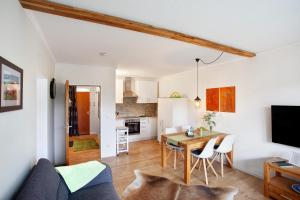 ein Wohnzimmer und eine Küche mit einem Tisch und Stühlen in der Unterkunft Kleine Auszeit in Brilon