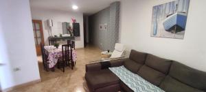 Posezení v ubytování THREE BEDROOM APARTAMENT NEAR SANTA CRUz 1A