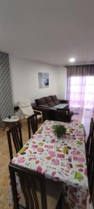Posezení v ubytování THREE BEDROOM APARTAMENT NEAR SANTA CRUz 1A