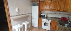 Kuchyň nebo kuchyňský kout v ubytování THREE BEDROOM APARTAMENT NEAR SANTA CRUz 1A