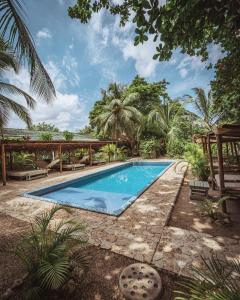 una piscina en medio de un patio en Namaste Beach Club & Hotel, en Tierra Bomba