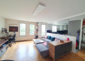 een woonkamer met een bank en een tafel bij EXIGEHOME-Bel Appartement Sèvres in Sèvres