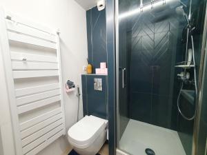 een badkamer met een toilet en een glazen douche bij EXIGEHOME-Bel Appartement Sèvres in Sèvres