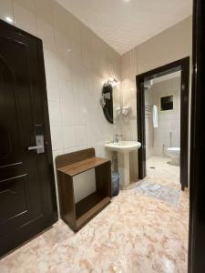 a bathroom with a sink and a toilet at ميلاس للوحدات المفروشة in Tabuk