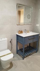 uma casa de banho com um lavatório azul e um espelho. em Hotel Vinoteca Alquezar - Adults Only - em Alquézar