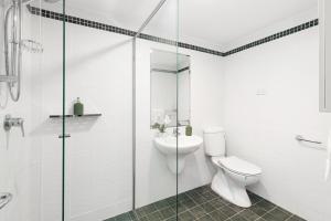 SylvaniaKing Bedroom Waterfront Courtyard Apartment的带马桶和玻璃淋浴间的浴室
