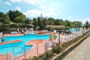 una gran piscina en un complejo en Apartment in the Antico Borgo I Cancelli residence in Palazzuolo, en Palazzuolo sul Senio