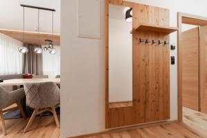 une chambre avec une porte en bois et une salle à manger dans l'établissement A CASA Amethyst, à Sölden