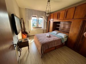 - une chambre avec un lit et une télévision à écran plat dans l'établissement Apartamento Edelweiss 403, à Gramado