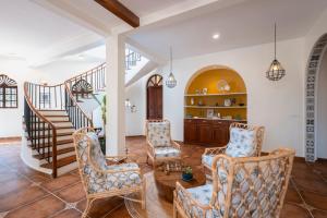 Posezení v ubytování SaffronStays Amarah Pet-friendly Luxury Villa-Assagao, North Goa