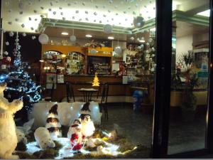 a store with a christmas display in a window at Hotel Bar Dany in Bastardo