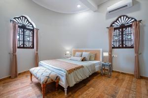 Giường trong phòng chung tại SaffronStays Amarah Pet-friendly Luxury Villa-Assagao, North Goa +42 ảnh