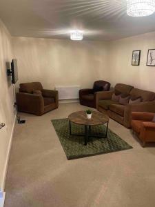 uma sala de estar com sofás e uma mesa de centro em May Disc - Long Stay - Contractors em Mangotsfield