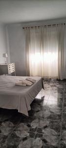 1 dormitorio con cama y ventana en Gota de Mar, en Los Abrigos