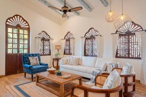 Posezení v ubytování SaffronStays Amarah Pet-friendly Luxury Villa-Assagao, North Goa