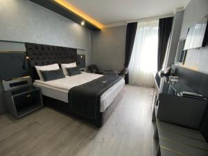 een slaapkamer met een groot bed in een kamer bij alfin otel in Ankara