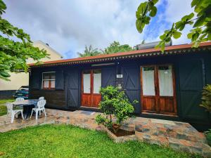 聖貝努瓦的住宿－Chalet Combava，庭院里带桌椅的蓝色房子