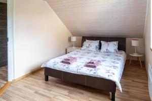 1 dormitorio con 1 cama con 2 toallas rosas en Cosy Family Guesthouse with Sauna and Garden, en Kuressaare