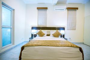 Katil atau katil-katil dalam bilik di Apartment 79 Hotel & Suite