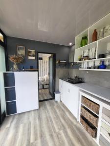 eine Küche mit einer weißen Theke und einem Kamin in der Unterkunft The tiny home in Riebeek-Wes
