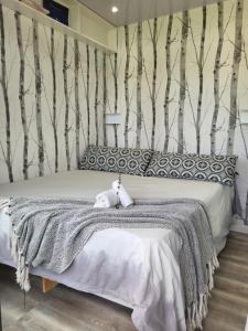 Riebeek-WesにあるThe tiny homeのテディベアのベッドがある寝室