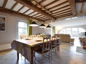 una sala da pranzo con un grande tavolo in legno e sedie di Magnificent Holiday Home in Libin with Barbecue a Libin