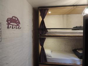 Palanda nebo palandy na pokoji v ubytování MedioMundo Hostel