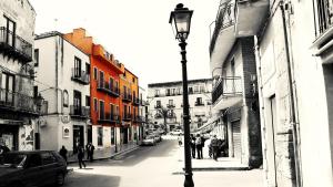 une photo en noir et blanc d'une rue avec des bâtiments dans l'établissement Regalpetra Hotel, à Racalmuto