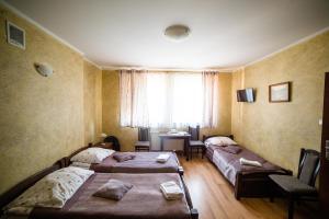 um quarto de hotel com duas camas e uma janela em Zajazd pod Jarem em Bałtów