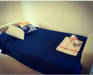 シラクーサにあるStella Marinaの青いベッド(上に犬1匹付)