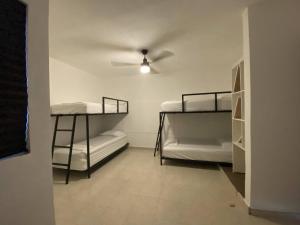 Letto o letti in una camera di The Hostal Inn