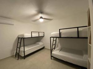 Letto o letti in una camera di The Hostal Inn