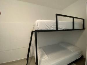 Letto o letti in una camera di The Hostal Inn