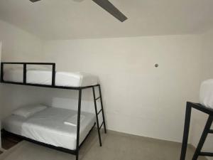Letto o letti in una camera di The Hostal Inn