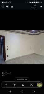 een foto van een kamer met een witte muur bij شقه الخامس in Mansoura
