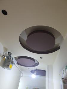 een kamer met een plafond met een rond licht bij شقه الخامس in Mansoura