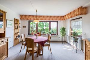 eine Küche und ein Esszimmer mit einem Tisch und Stühlen in der Unterkunft Ferienwohnung Haus-schirmer in Bad Wildungen