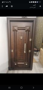 een foto van een houten deur in een kamer bij شقه الخامس in Mansoura