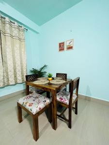 einen Esstisch mit 2 Stühlen und einem Tisch in der Unterkunft *URBAN HOME*-A Luxe Contemporary 1BHK Apartment in Guwahati