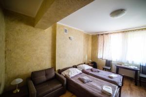 バウトゥフにあるZajazd pod Jaremのベッドルーム1室(ベッド1台、ソファ、デスク付)