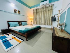 ein Schlafzimmer mit einem Bett und einem Teppich in der Unterkunft *URBAN HOME*-A Luxe Contemporary 1BHK Apartment in Guwahati