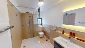 a bathroom with a shower and a toilet and a sink at Speicher Residenz Barth E6 App 1 in Barth