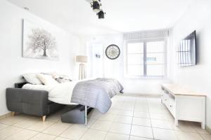 a white bedroom with a bed and a desk at Bord de la mer - Stationnement facile & gratuit - Calme & cosy in Cherbourg en Cotentin