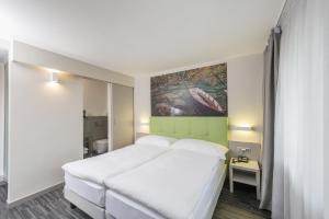 Postel nebo postele na pokoji v ubytování Adhhoc Hotel