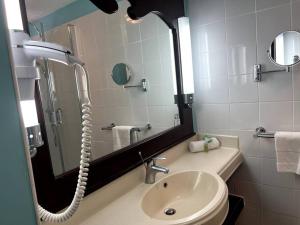 bagno con lavandino e specchio di Passion Caraïbe a Sainte-Luce