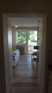 博登斯边的拉多夫采尔Auszeit am Bodensee的一间有床、书桌和窗户的房间